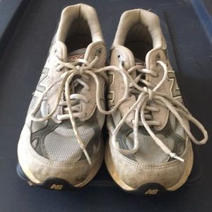 Silver new balance tennis shoes